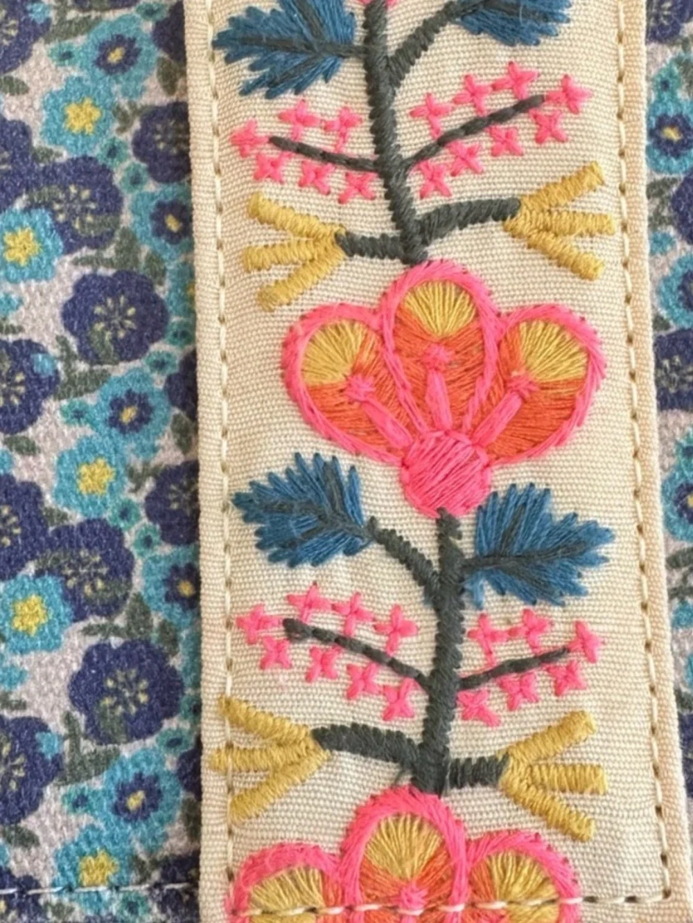 NWOT NATURAL LIFE Wristlet Crossbody Wallet Blue Turquoise Ditsy Floral